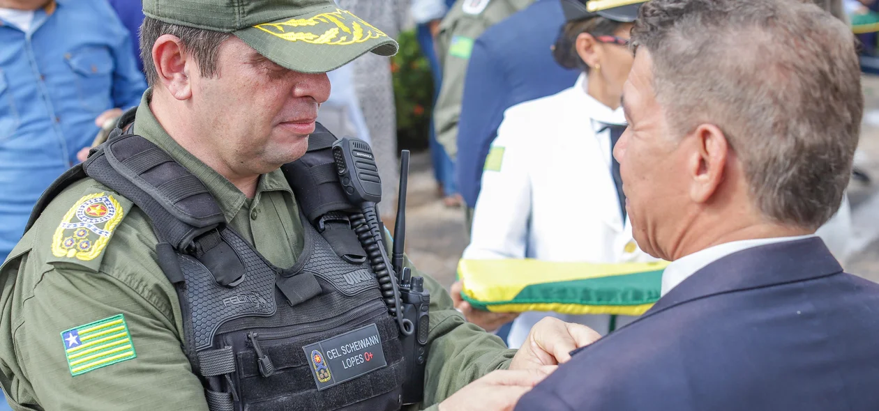 Comandante Geral entregan medalha de amigo da Polícia