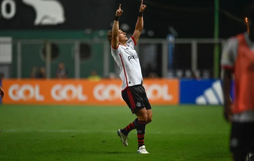 David Luiz comemora 1º gol de falta pelo Flamengo