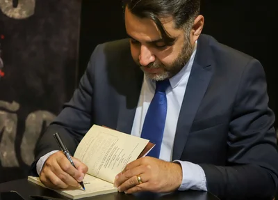 Delegado Danúbio Dias autografando livro