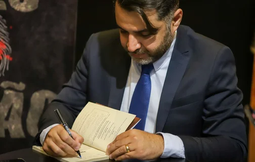 Delegado Danúbio Dias autografando livro