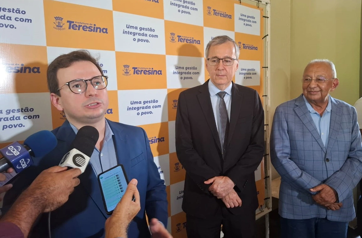 Dr. Ítalo Costa, chefe da Saúde de Teresina, Esdras Avelino, auditor, e prefeito Dr. Pessoa, durante coletiva de imprensa