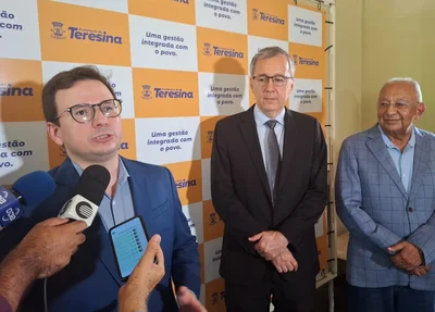 Dr. Ítalo Costa, chefe da Saúde de Teresina, Esdras Avelino, auditor, e prefeito Dr. Pessoa, durante coletiva de imprensa