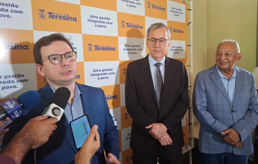 Dr. Ítalo Costa, chefe da Saúde de Teresina, Esdras Avelino, auditor, e prefeito Dr. Pessoa, durante coletiva de imprensa