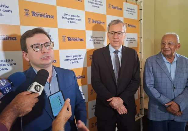 Dr. Ítalo Costa, chefe da Saúde de Teresina, Esdras Avelino, auditor, e prefeito Dr. Pessoa, durante coletiva de imprensa