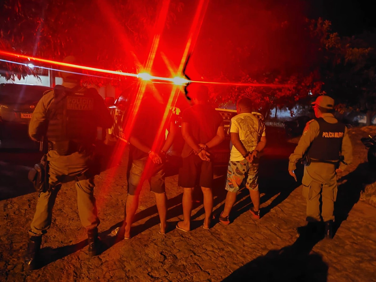 Durante a abordagem, equipes do 12º BPM prenderam três homens, sendo dois piauienses e um natural do Maranhão