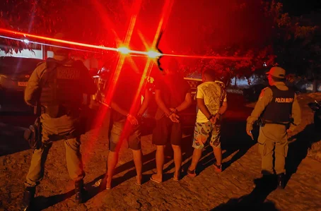 Durante a abordagem, equipes do 12º BPM prenderam três homens, sendo dois piauienses e um natural do Maranhão