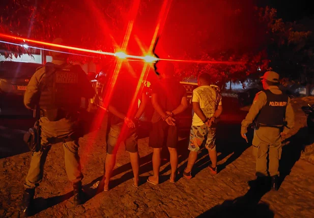 Durante a abordagem, equipes do 12º BPM prenderam três homens, sendo dois piauienses e um natural do Maranhão