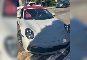 Durante a operação foi apreendido um Porsche e armas.