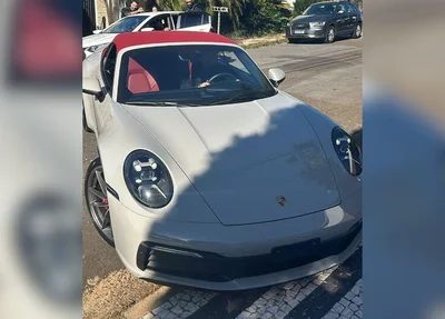 Durante a operação foi apreendido um Porsche e armas.