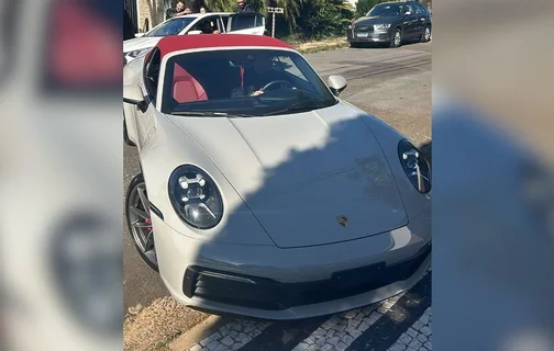 Durante a operação foi apreendido um Porsche e armas.