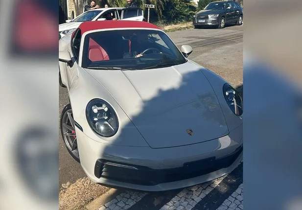 Durante a operação foi apreendido um Porsche e armas.