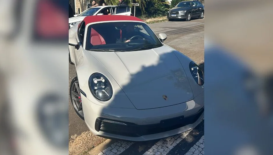 Durante a operação foi apreendido um Porsche e armas.