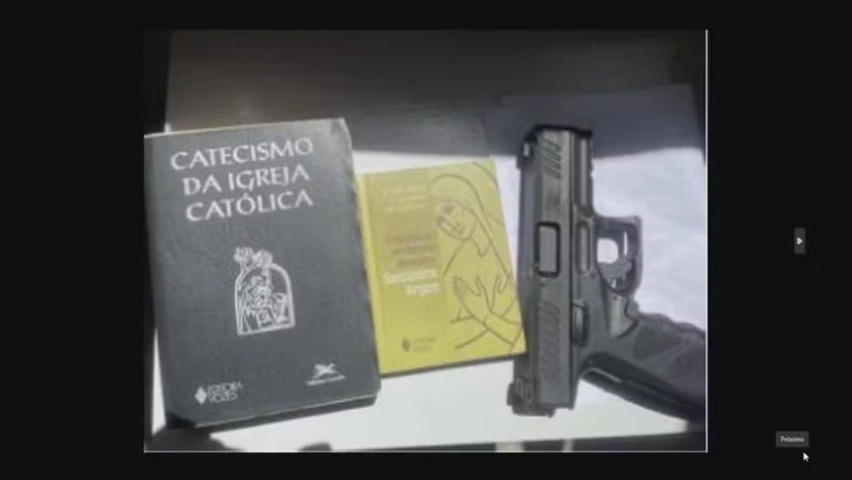 E-mail com ameaça mostra livros religiosos ao lado de arma de fogo.