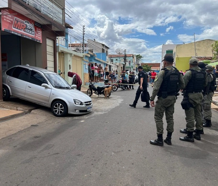 Empresário identificado como Marcos de Araújo Souza, proprietário da MR Veículos, morto ao sair de sua loja