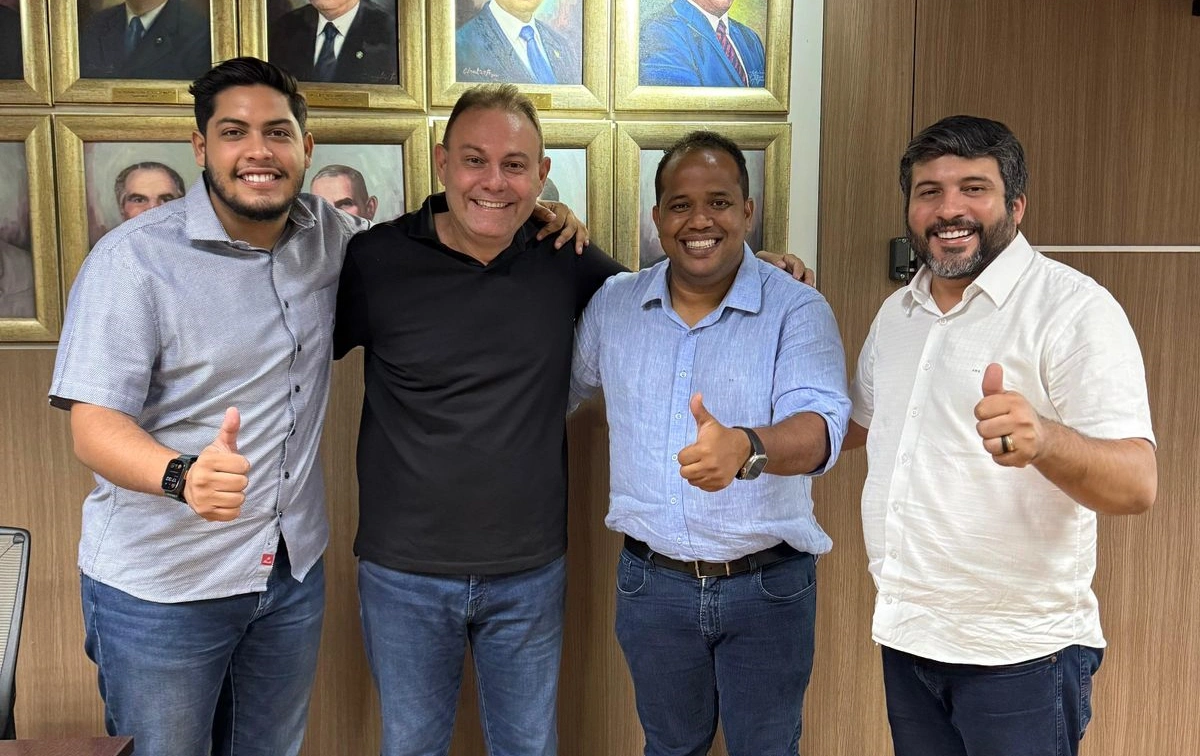 Enzo Samuel ao lado de Samuel Elvar e do deputado estadual Jeová Alencar