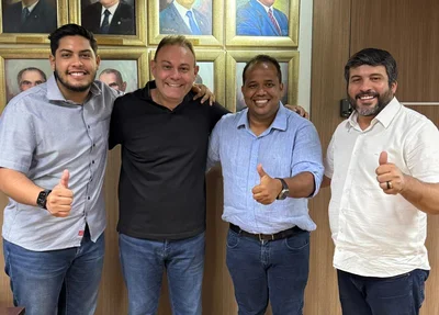 Enzo Samuel ao lado de Samuel Elvar e do deputado estadual Jeová Alencar