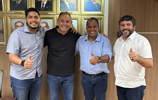 Enzo Samuel ao lado de Samuel Elvar e do deputado estadual Jeová Alencar