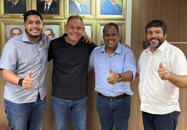 Enzo Samuel ao lado de Samuel Elvar e do deputado estadual Jeová Alencar