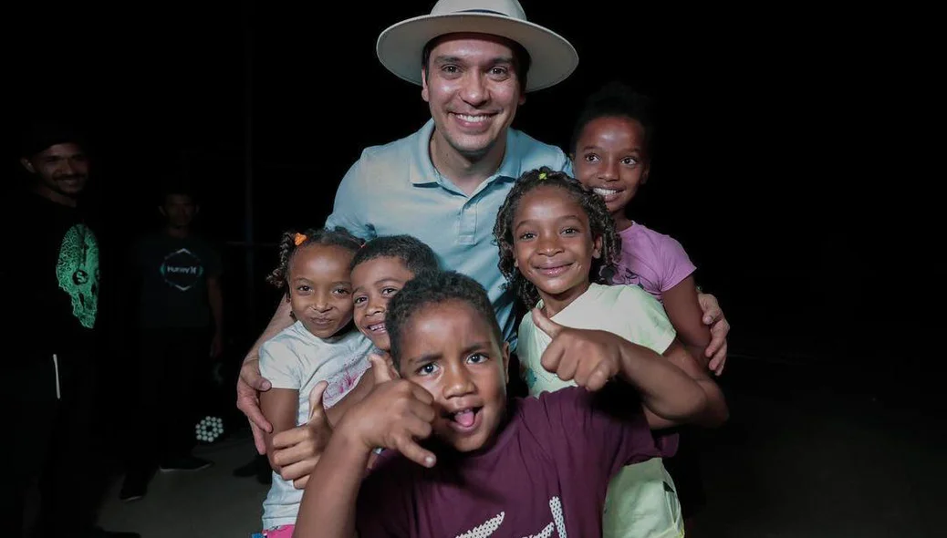 Prefeito eleito Dr. Gilberto Júnior recebendo o carinho