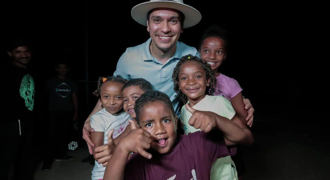 Prefeito eleito Dr. Gilberto Júnior recebendo o carinho