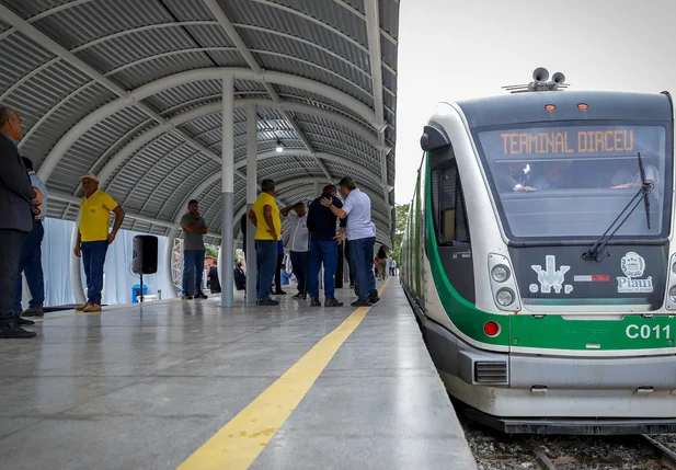 Governo do Piauí inaugurou nesta terça a nova estação de metrô