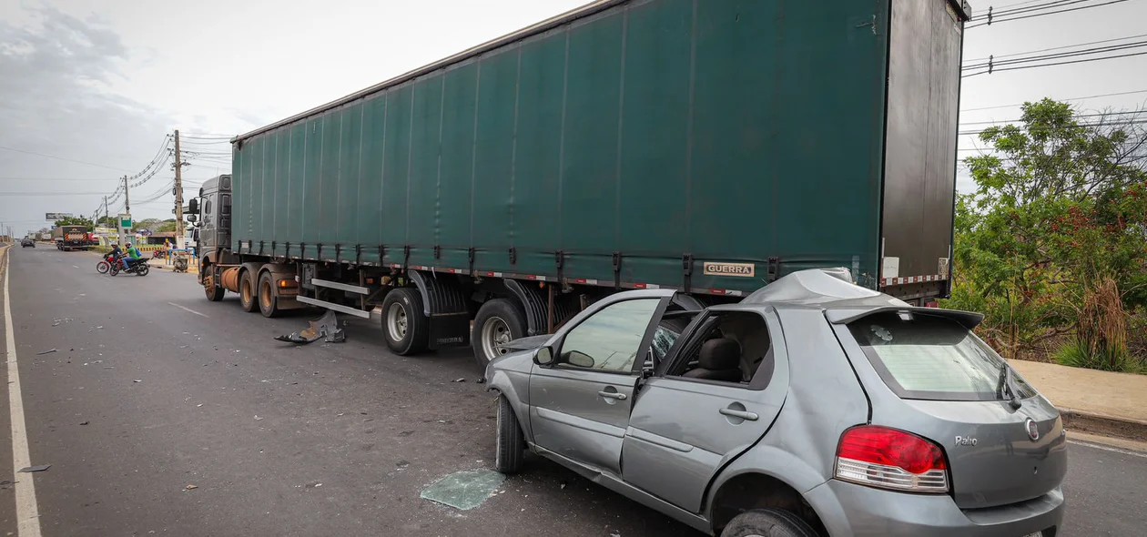 Impacto deixou carro destruído na BR 316