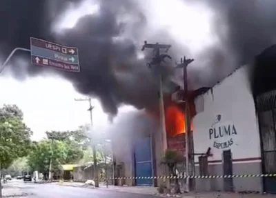 Incêndio de grandes proporções atinge fábrica de colchões