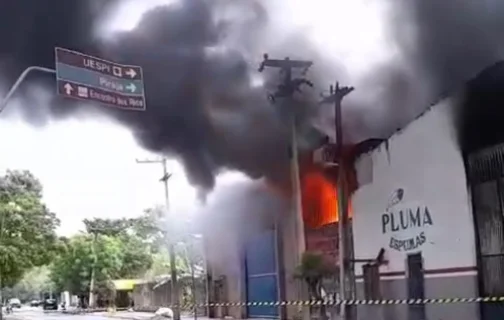 Incêndio de grandes proporções atinge fábrica de colchões