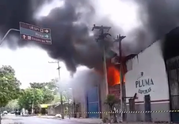 Incêndio de grandes proporções atinge fábrica de colchões