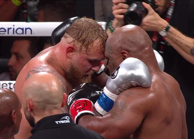 Jake Paul e Mike Tyson se enfrentaram na madrugada deste sábado