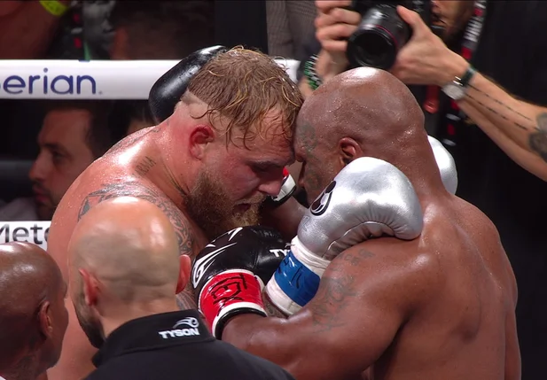 Jake Paul e Mike Tyson se enfrentaram na madrugada deste sábado