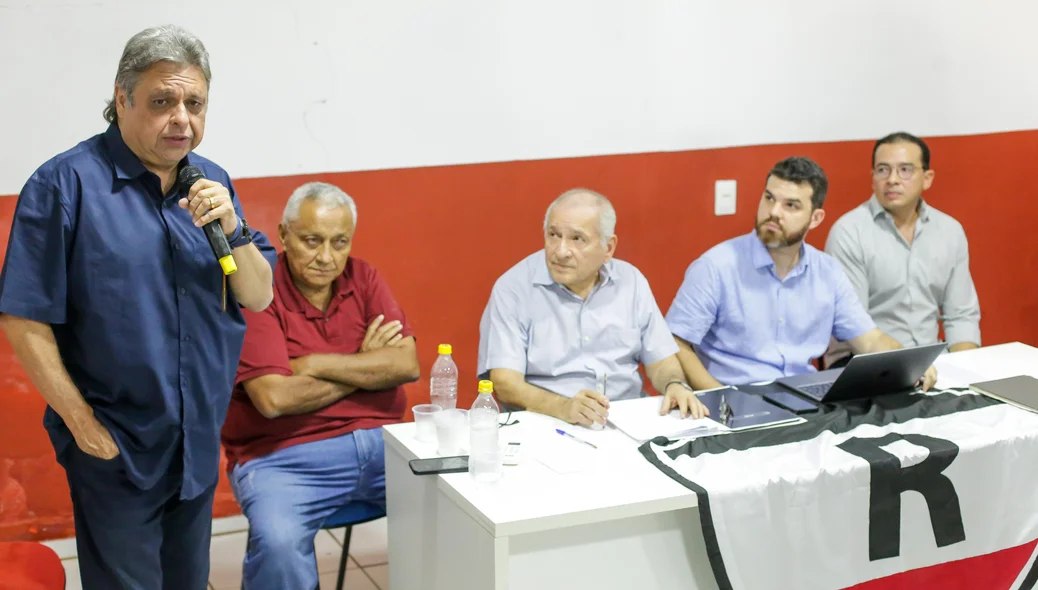 Júlio Arcoverde discursando após ser eleito novo vice-presidente do River