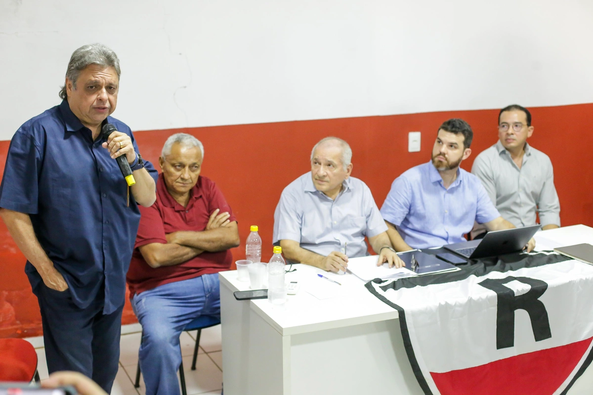 Júlio Arcoverde discursando após ser eleito novo vice-presidente do River