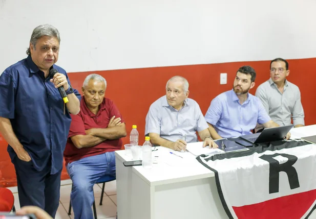 Júlio Arcoverde discursando após ser eleito novo vice-presidente do River