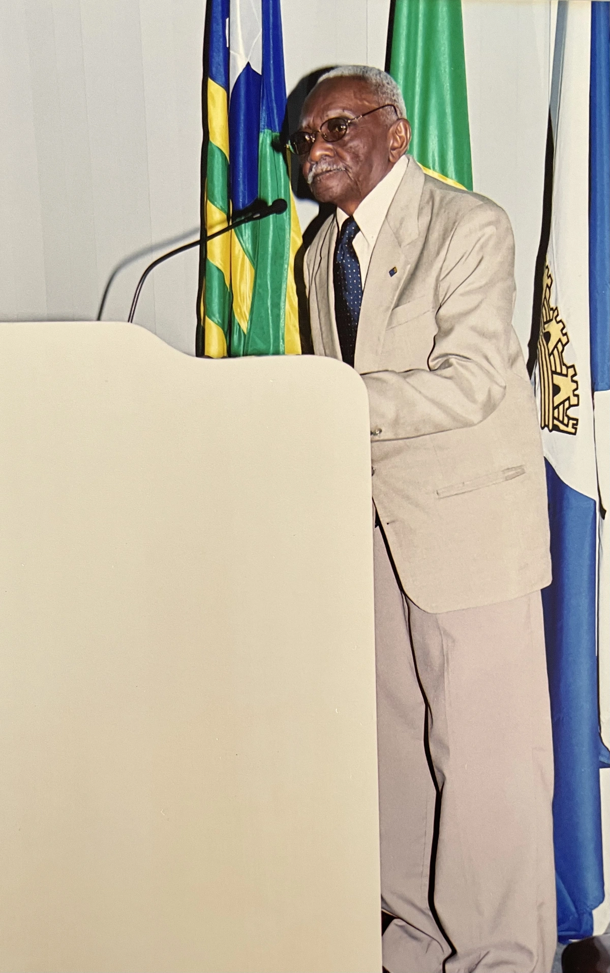 Júlio Romão discursa na Tribuna da Câmara de Teresina quando recebeu homenagem especial por sugestão do então vereador Jacinto Teles