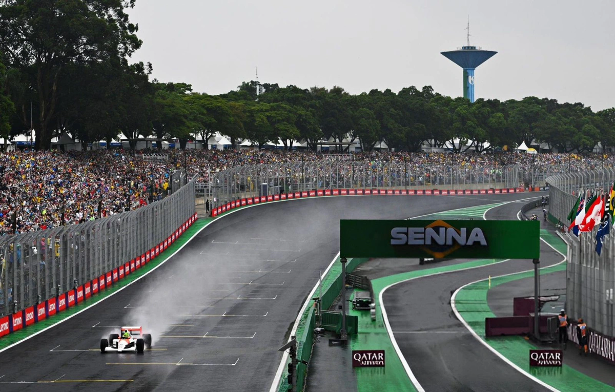 Lewis Hamilton faz homenagem a Senna sob forte chuva em Interlagos