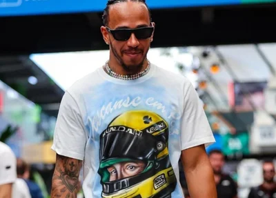 Lewis Hamilton usando blusa em homenagem a Senna