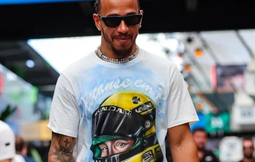 Lewis Hamilton usando blusa em homenagem a Senna