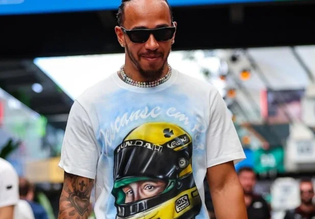 Lewis Hamilton usando blusa em homenagem a Senna