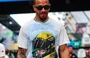 Lewis Hamilton usando blusa em homenagem a Senna