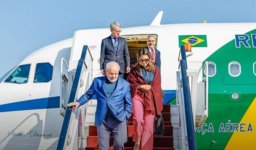 Lula e Janja saindo do avião presidencial