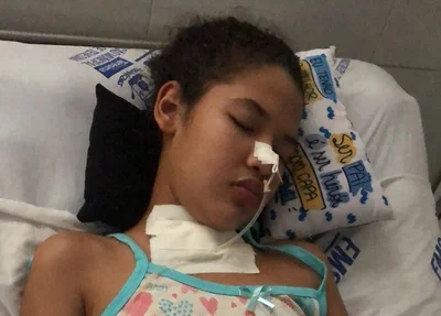 Maria Sueli Oliveira Rocha, de 11 anos de idade, permanece na enfermaria do HUT