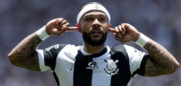 Memphis Depay abriu o placar para o Corinthians