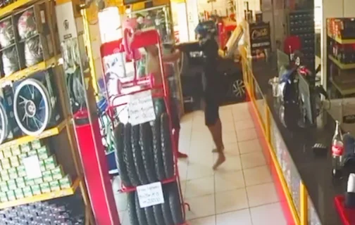 Momento que bandido atira contra jovem no bairro Promorar