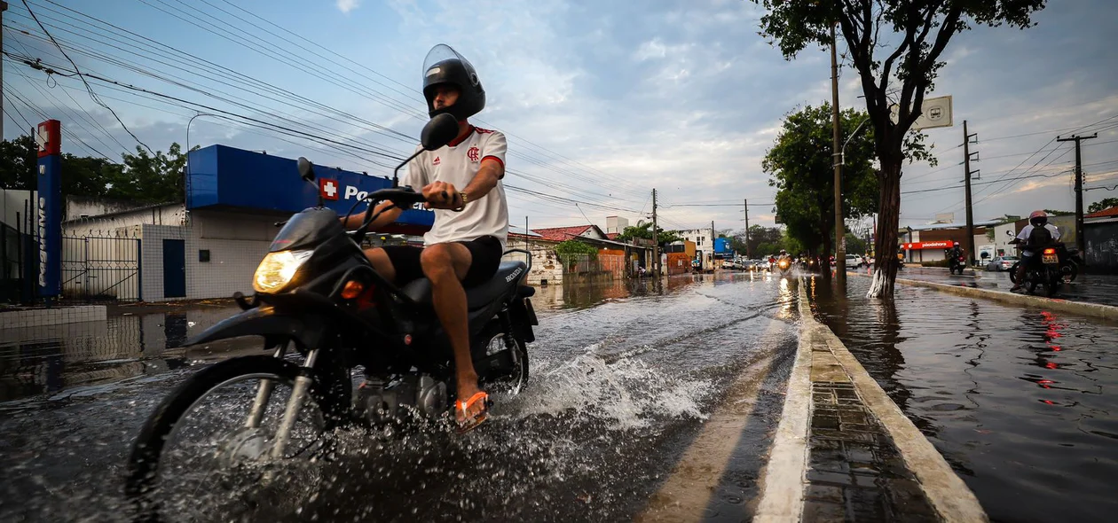 Motociclista na Avenida Presidente Kennedy