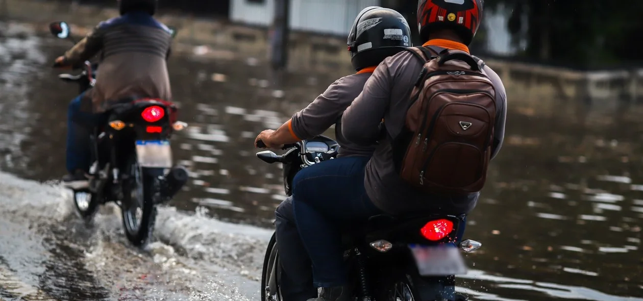 Motociclistas se arriscando na chuva