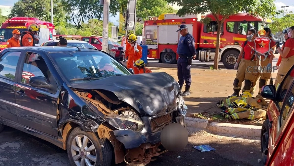 Motorista sofre parada cardíaca e colide contra 5 carros