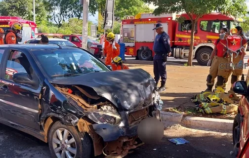 Motorista sofre parada cardíaca e colide contra 5 carros