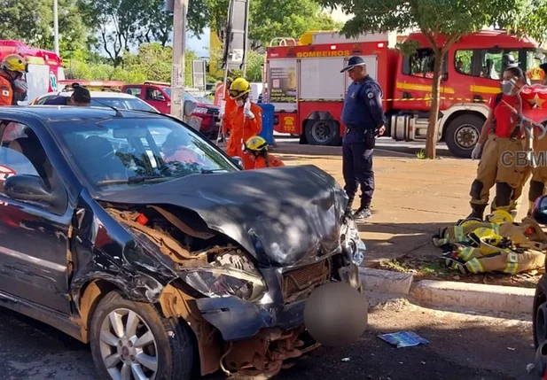 Motorista sofre parada cardíaca e colide contra 5 carros