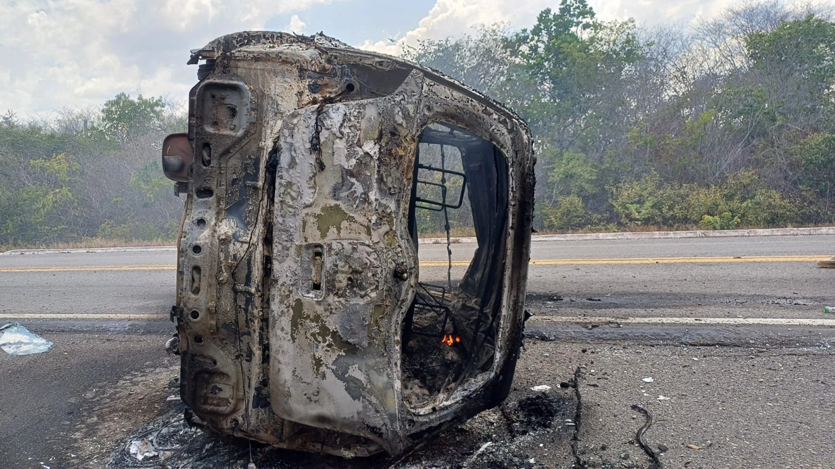 Mulher ficou ferida após carro capotar e pegar fogo em Caxingó